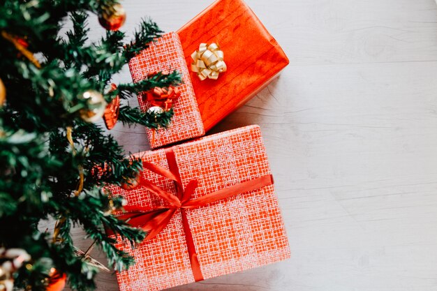 Concepto decorativo de navidad con tres cajas de regalos