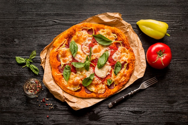 Concepto de deliciosa pizza en mesa de madera