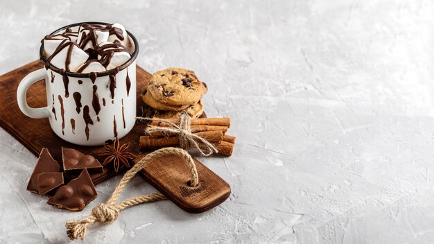 Foto gratuita concepto de delicioso chocolate caliente con espacio de copia