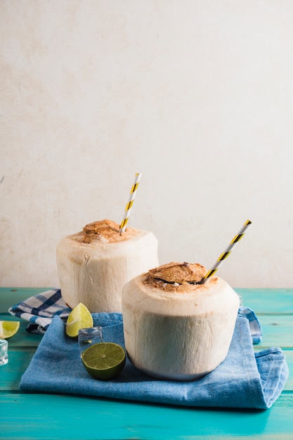 Concepto de delicioso smoothie de coco