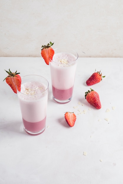 Concepto de delicioso smoothie de fresa