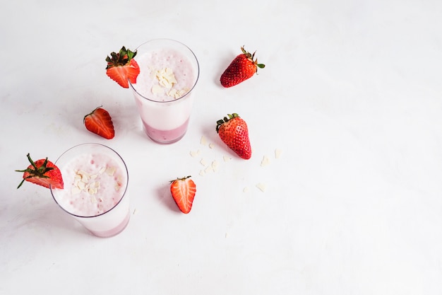 Concepto de delicioso smoothie de fresa