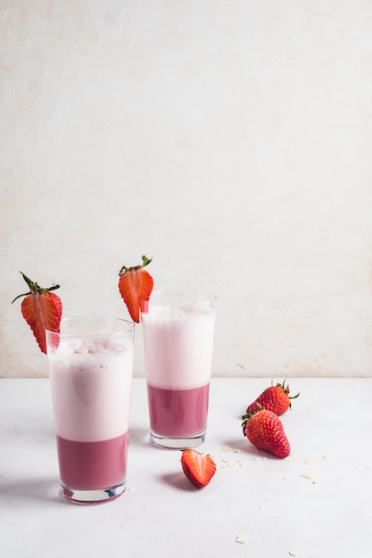 Concepto de delicioso smoothie de fresa