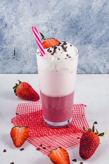 Concepto de delicioso smoothie de fresa