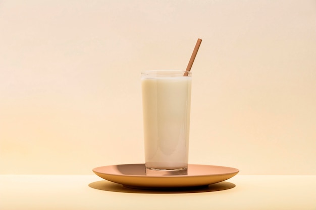 Concepto de delicioso yogur en placa