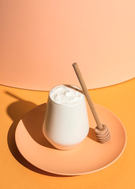 Concepto de delicioso yogur en placa