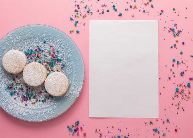 Concepto de deliciosos alfajores con espacio de copia