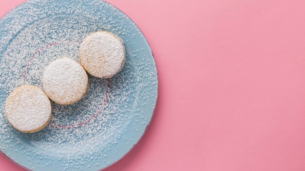 Concepto de deliciosos alfajores con espacio de copia