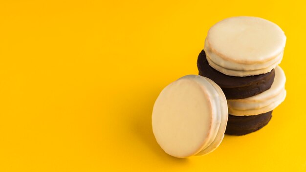 Concepto de deliciosos alfajores con espacio de copia