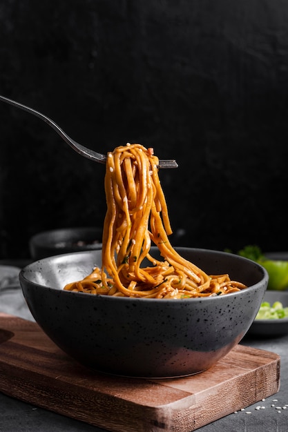 Concepto de deliciosos fideos asiáticos