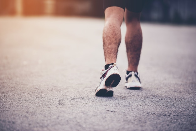 Concepto de deporte, cerca del hombre con el corredor en la calle