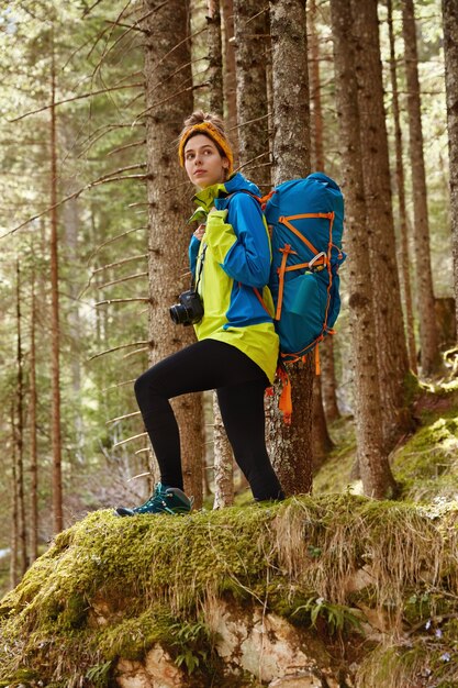 Concepto de deporte, recreación y camping. Toma de pierna completa de excursionista femenina activa supera la larga distancia, vestida con ropa cómoda