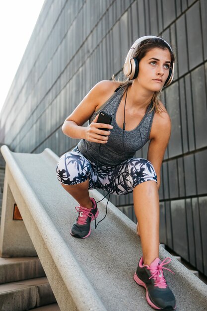 Concepto de deporte urbano con mujer joven