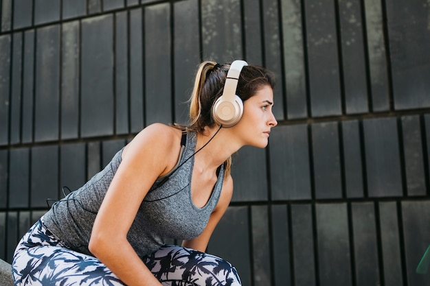 Foto gratuita concepto de deporte urbano con mujer joven