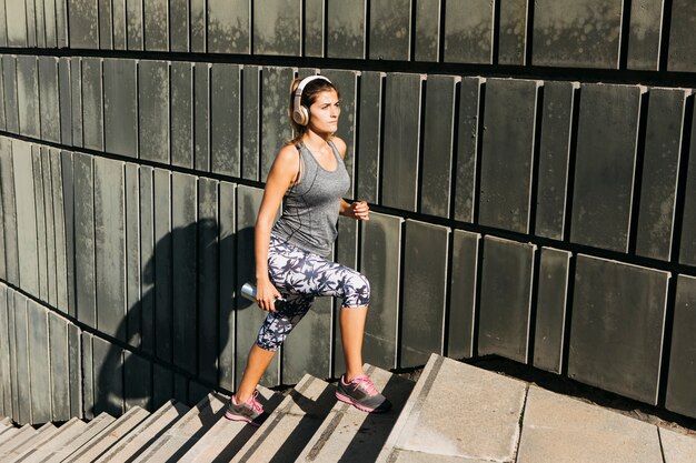 Concepto de deporte urbano con mujer joven