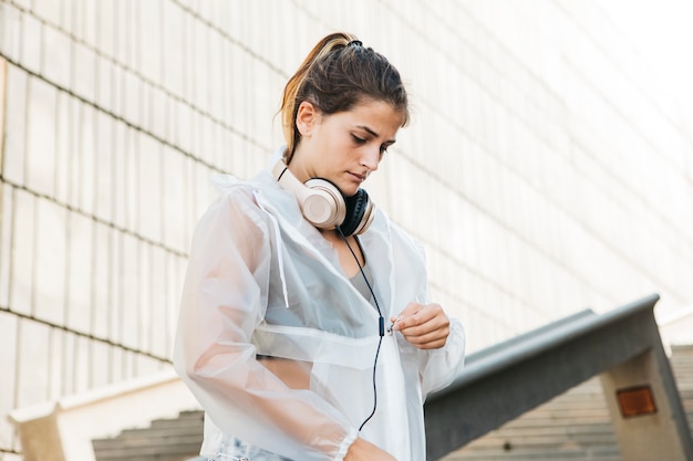 Concepto de deporte urbano con mujer joven