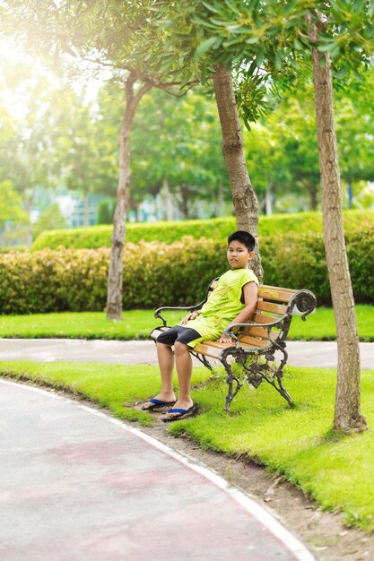 Concepto deportivo pequeño corredor deportivo siéntate en la pista y respira hondo siéntete cansado y aburrido