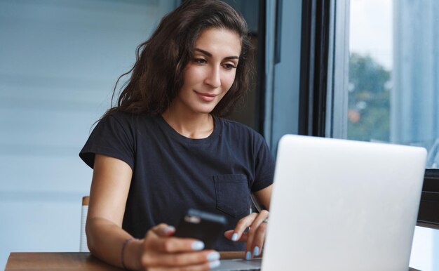 Concepto de desarrollo y crecimiento personal de autocuarentena Mujer sonriente que trabaja con un empleado doméstico remoto de la computadora prepárese para una entrevista de videollamada en línea aprendiendo nuevas habilidades mientras está bloqueada