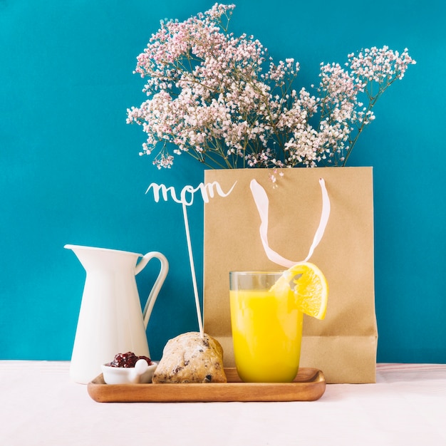 Concepto de desayuno y día de la madre con bolsa