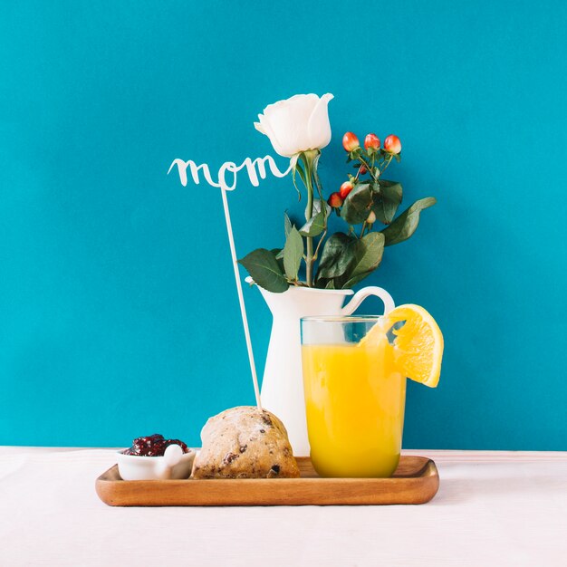 Concepto de desayuno y día de la madre con planta