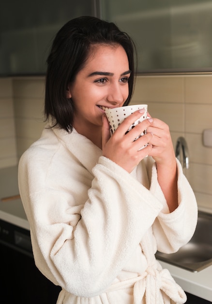 Foto gratuita concepto de desayuno con mujer feliz