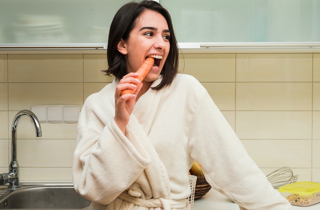 Foto gratuita concepto de desayuno con mujer feliz