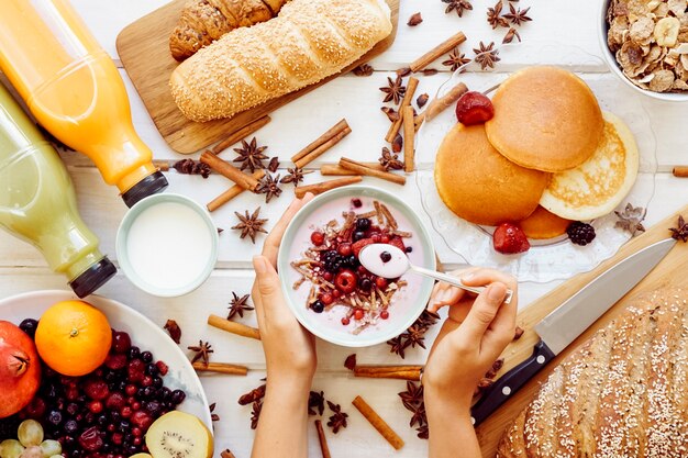 Concepto de desayuno saludable y comer yogur