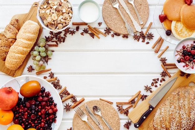 Foto gratuita concepto de desayuno saludable con espacio en medio