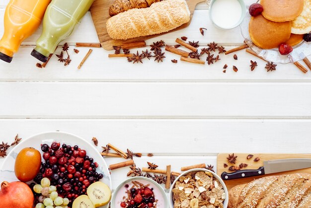 Concepto de desayuno saludable con espacio