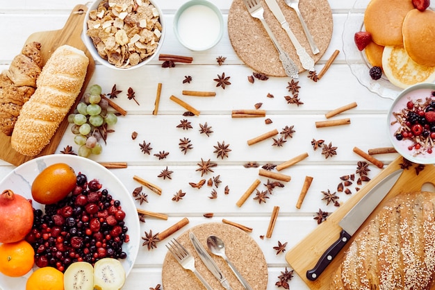 Concepto de desayuno saludable con palitos y nueces