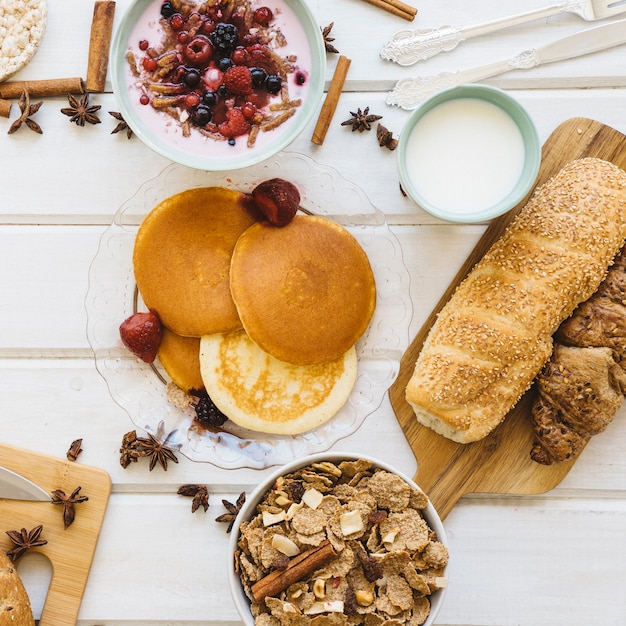 Concepto de desayuno saludable con tortitas y cereales