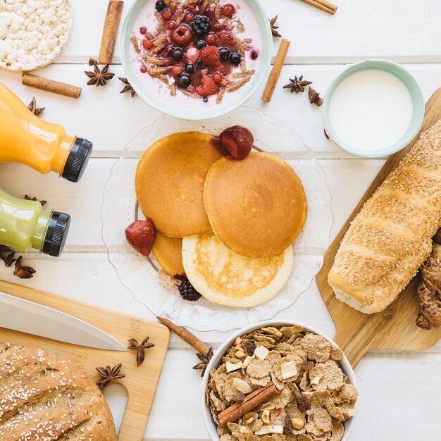 Foto gratuita concepto de desayuno saludable con tortitas