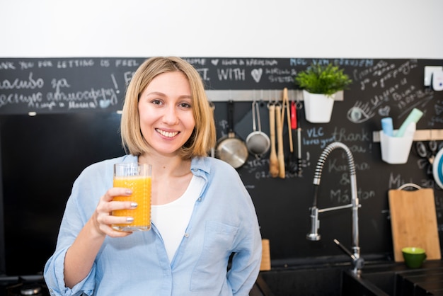 Concepto de desayuno sano con mujer moderna