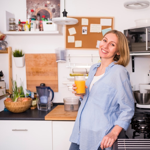 Concepto de desayuno sano con mujer moderna