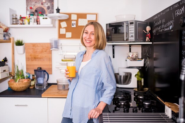 Concepto de desayuno sano con mujer moderna