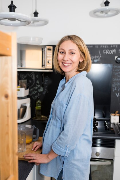 Concepto de desayuno sano con mujer moderna