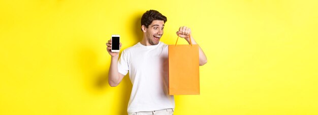 Concepto de descuentos en banca en línea y devolución de dinero tipo feliz comprar algo en la tienda y mirar sho