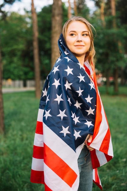 Concepto del día de la independencia con chica en el bosque