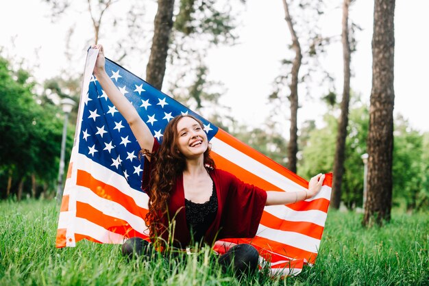 Concepto del día de la independencia con chica en el césped