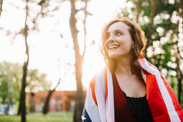 Concepto del día de la independencia con chica feliz en el bosque