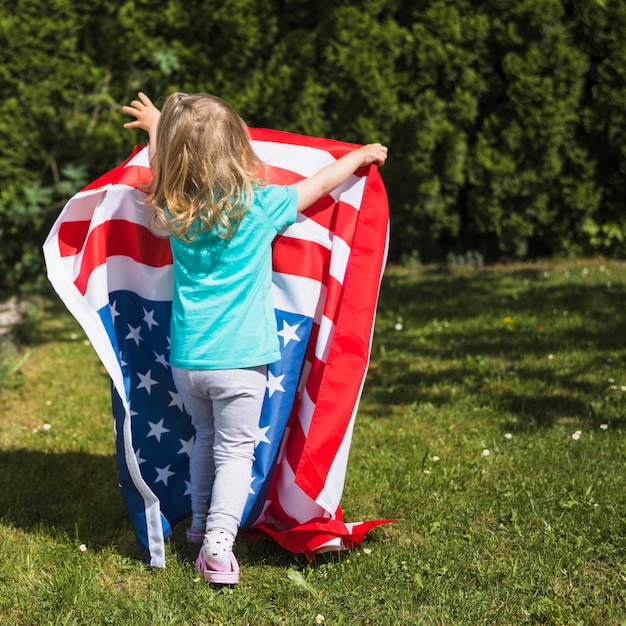 Concepto para el día de la independencia con chica en jardín