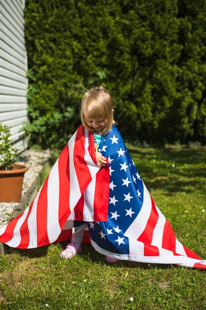 Concepto para el día de la independencia con chica en jardín