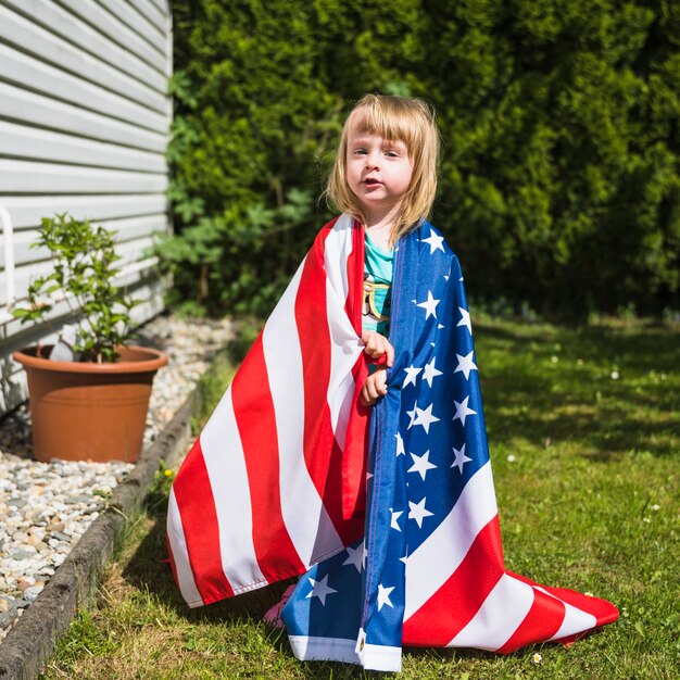 Foto gratuita concepto para el día de la independencia con chica en jardín