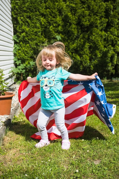 Foto gratuita concepto para el día de la independencia con chica en jardín