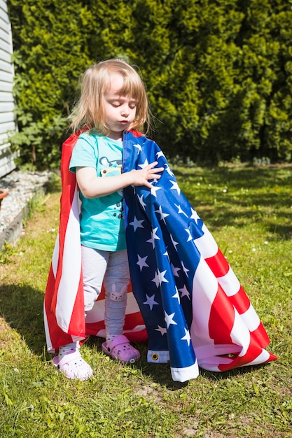 Foto gratuita concepto para el día de la independencia con chica en jardín