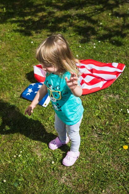 Concepto para el día de la independencia con chica en jardín