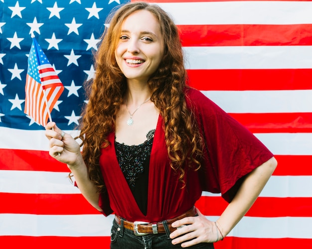 Concepto del día de la independencia con chica sujetando bandera americana