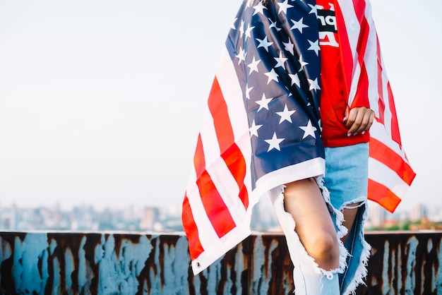 Foto gratuita concepto para el día de la independencia con chica en techo