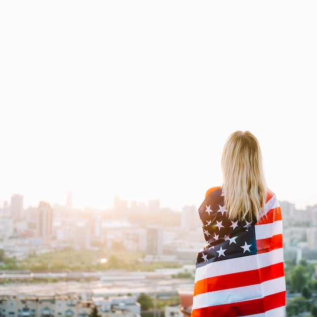 Foto gratuita concepto para el día de la independencia con chica en techo