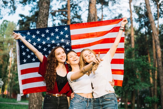 Concepto del día de la independencia con chicas alegres en el bosque